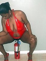 Black moms flashes mature body