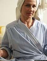 Hot MILF pussy straight out the bath