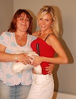 Hot blonde babe doing a chubby mature lesbian